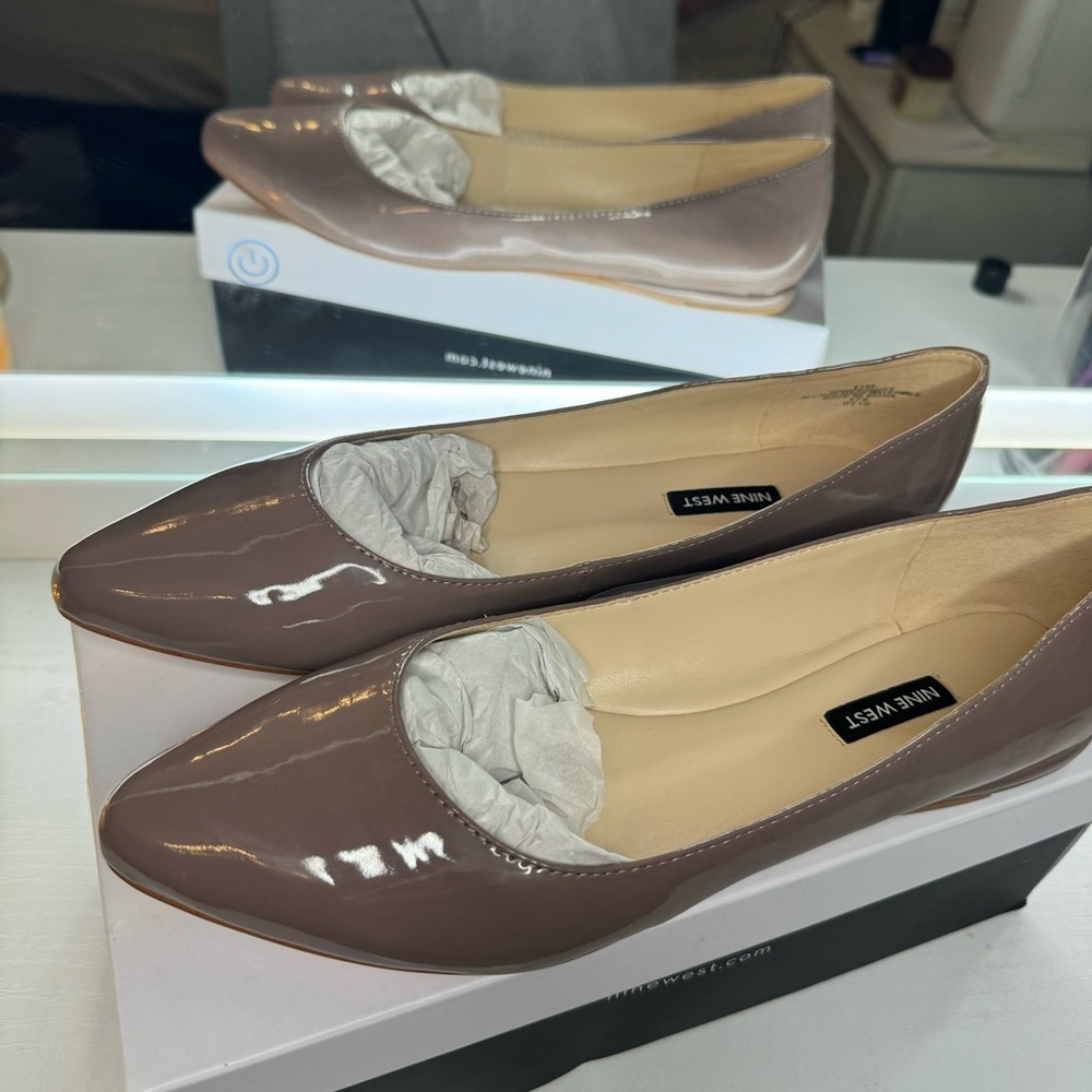 Nine West speakup 3 almond toe flatts